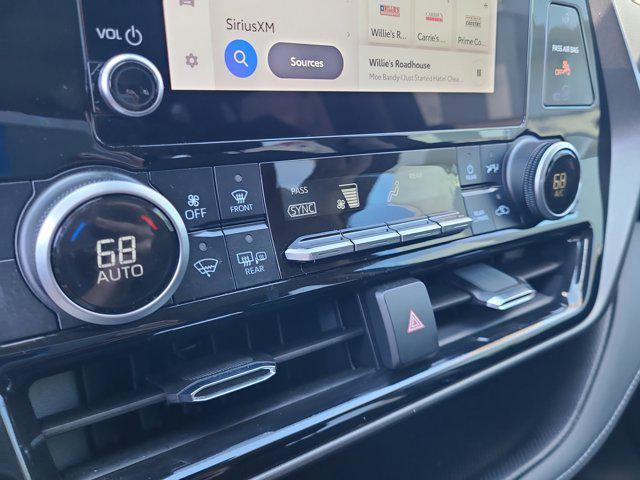 Photo of 2024 Moon Dust Toyota Highlander