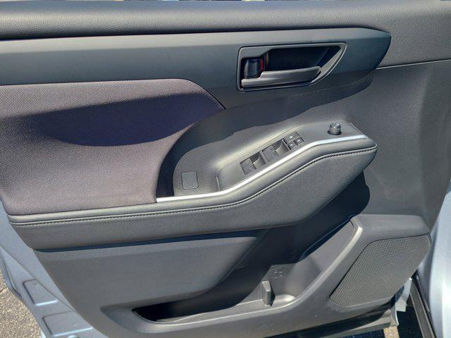 Photo of 2024 Moon Dust Toyota Highlander