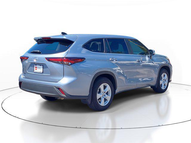 Photo of 2024 Moon Dust Toyota Highlander