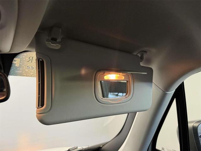 Photo of 2021 Alpine White Clearcoat Jeep Renegade