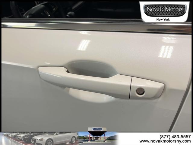 Photo of 2022 White Honda CR-V