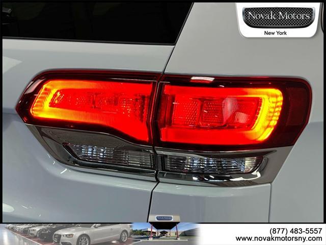 Photo of 2022 Bright White Clearcoat Jeep Grand Cherokee