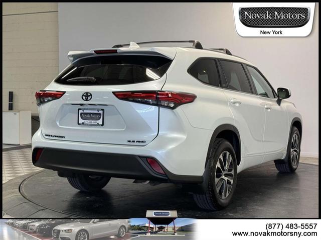 Photo of 2022 White Toyota Highlander
