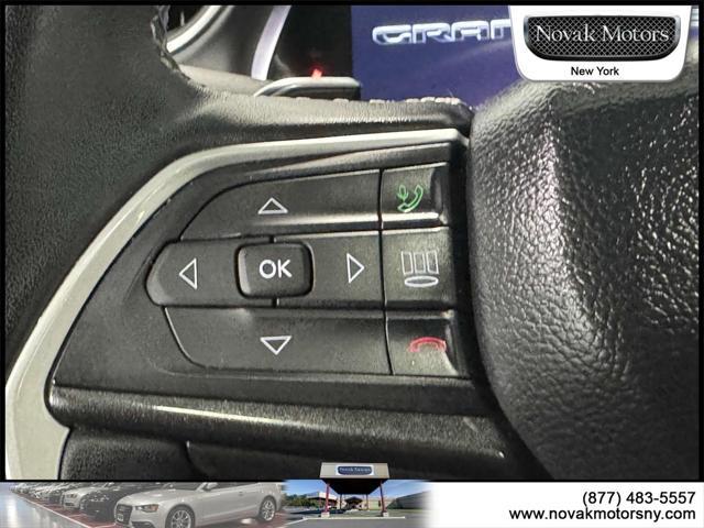 Photo of 2022 Bright White Clearcoat Jeep Grand Cherokee