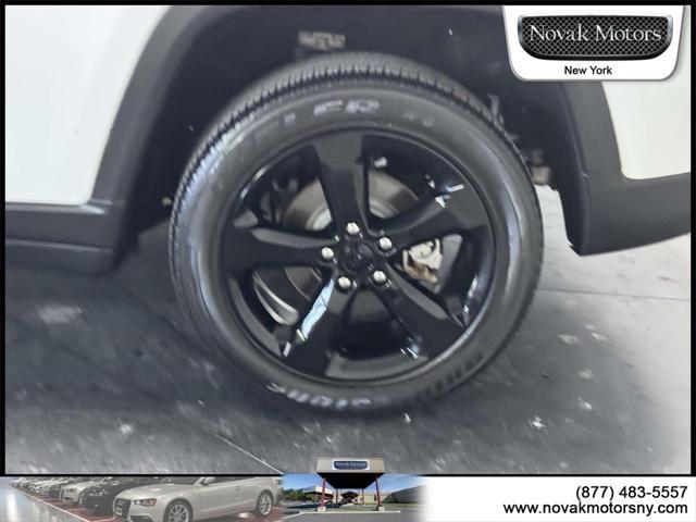 Photo of 2022 Bright White Clearcoat Jeep Grand Cherokee