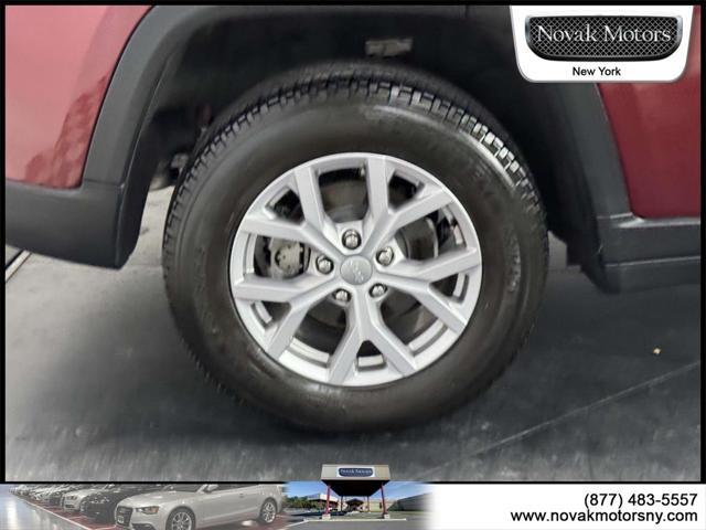 Photo of 2022 Velvet Red Pearlcoat Jeep Grand Cherokee