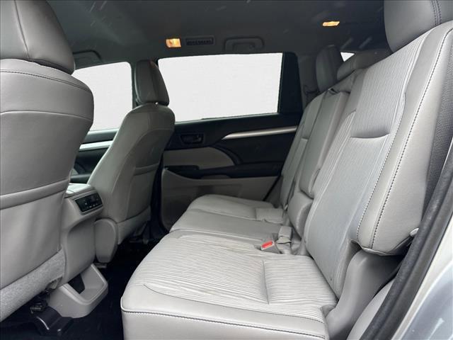 Photo of 2016 Silver Sky Metallic Toyota Highlander