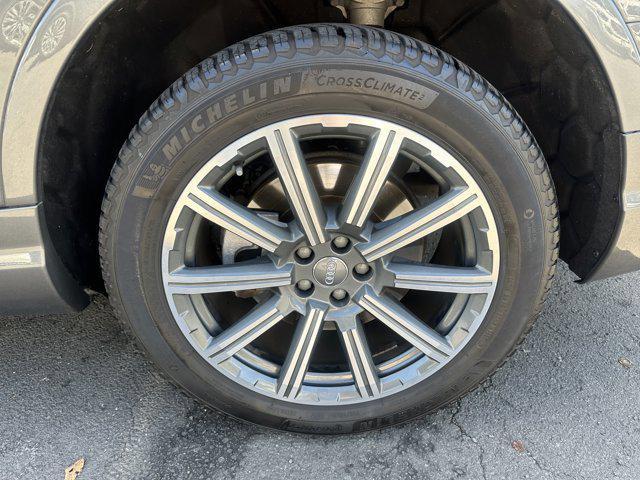 Photo of 2019 Samurai Gray Metallic Audi Q7
