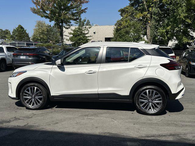 Photo of 2024 Aspen White Tricoat Nissan Kicks