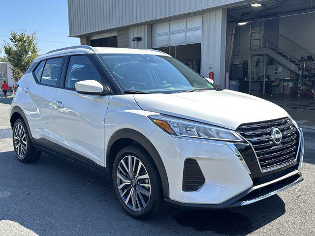 Photo of 2024 Aspen White Tricoat Nissan Kicks