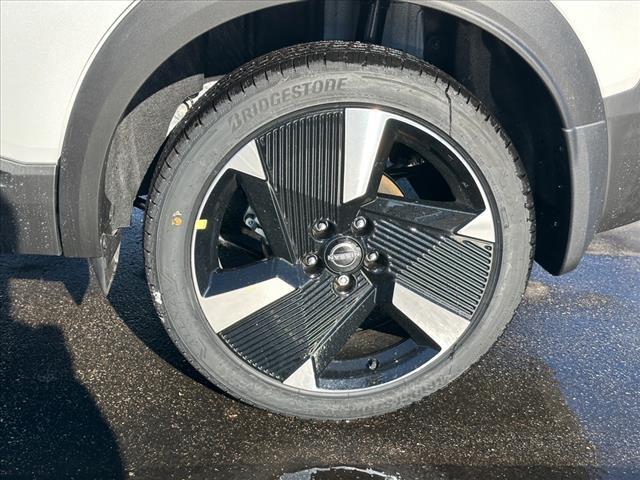 Photo of 2025 Aspen White Tricoat Nissan Kicks