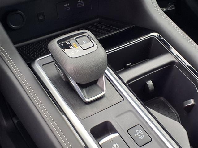 Photo of 2024 Pearl White Tricoat/Super Black Nissan Pathfinder
