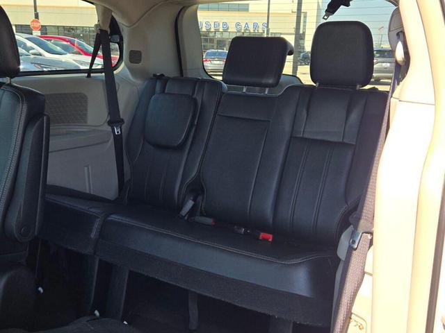 Photo of 2012 Stone White Clearcoat Chrysler Town & Country