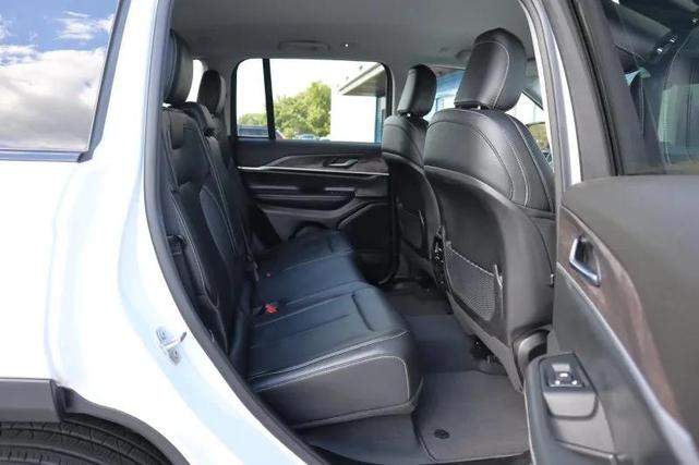 Photo of 2023 Bright White Clearcoat Jeep Grand Cherokee
