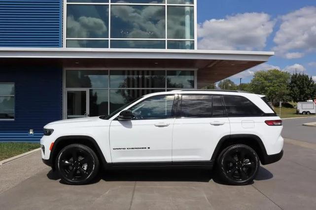 Photo of 2023 Bright White Clearcoat Jeep Grand Cherokee