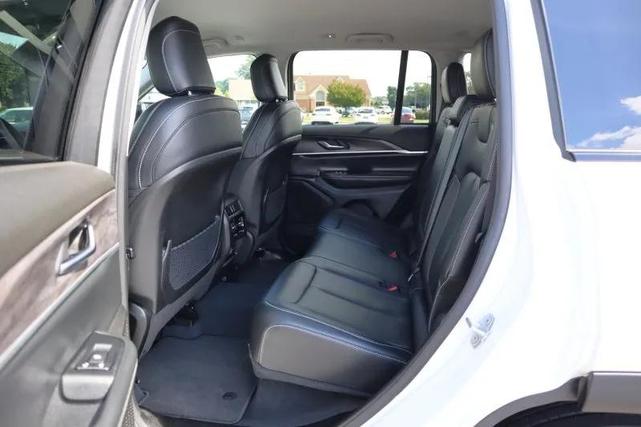 Photo of 2023 Bright White Clearcoat Jeep Grand Cherokee