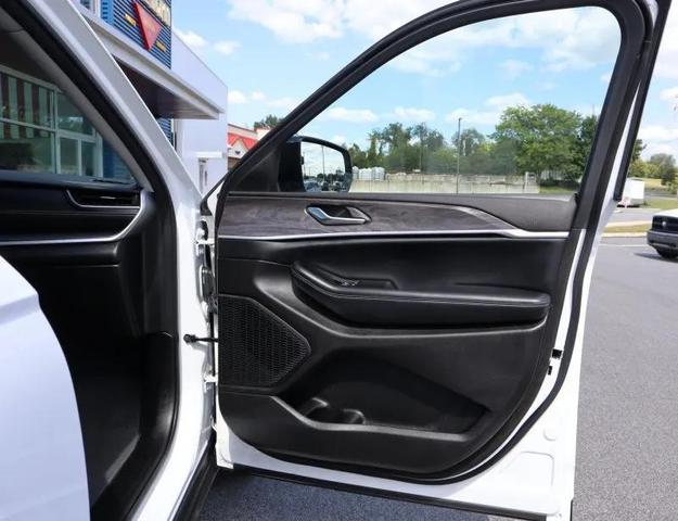 Photo of 2023 Bright White Clearcoat Jeep Grand Cherokee