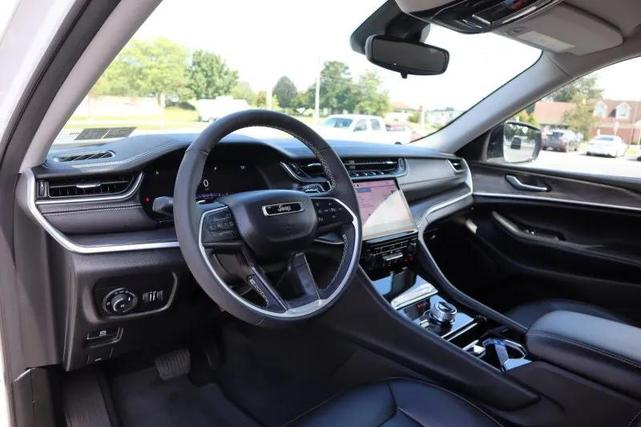 Photo of 2023 Bright White Clearcoat Jeep Grand Cherokee