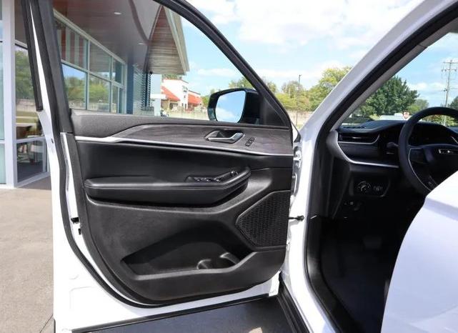 Photo of 2023 Bright White Clearcoat Jeep Grand Cherokee