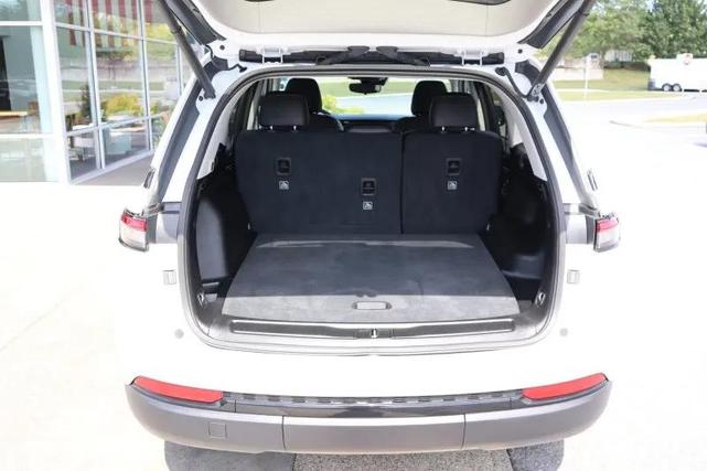 Photo of 2023 Bright White Clearcoat Jeep Grand Cherokee