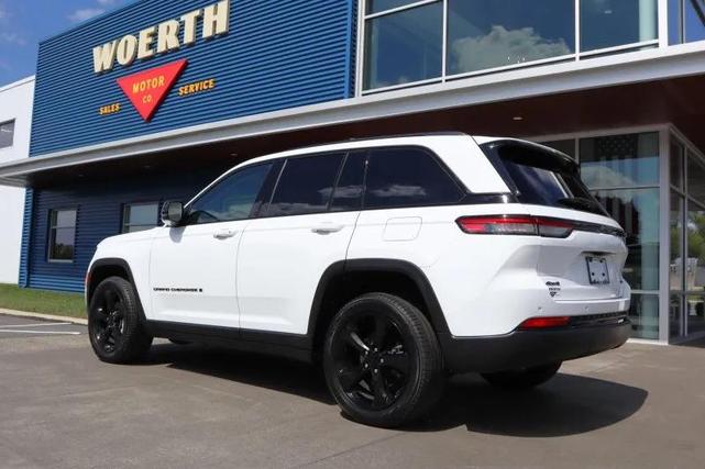 Photo of 2023 Bright White Clearcoat Jeep Grand Cherokee