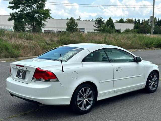 Photo of 2010 White Volvo C70