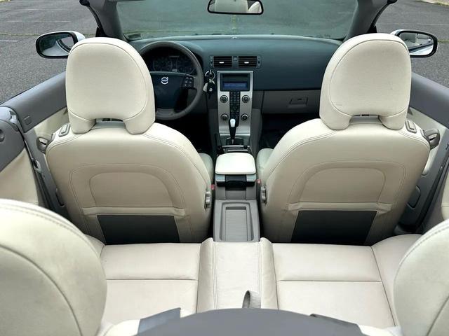 Photo of 2010 White Volvo C70