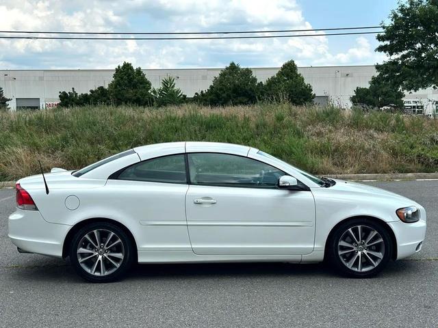 Photo of 2010 White Volvo C70
