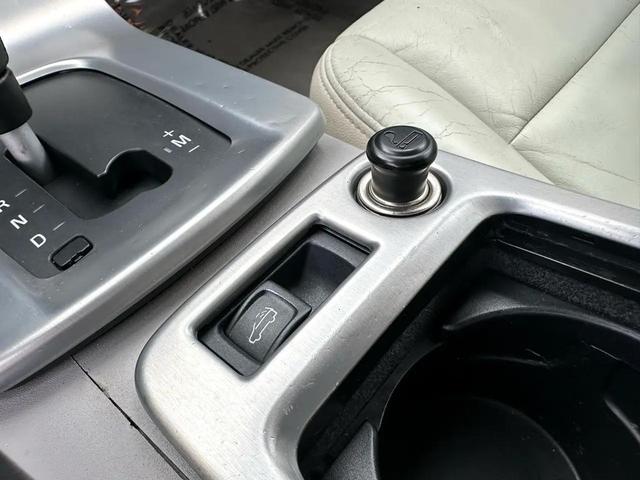 Photo of 2010 White Volvo C70