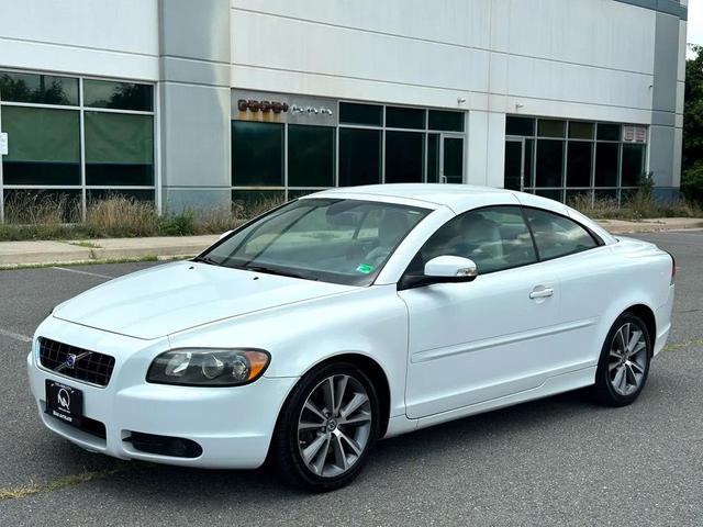 Photo of 2010 White Volvo C70
