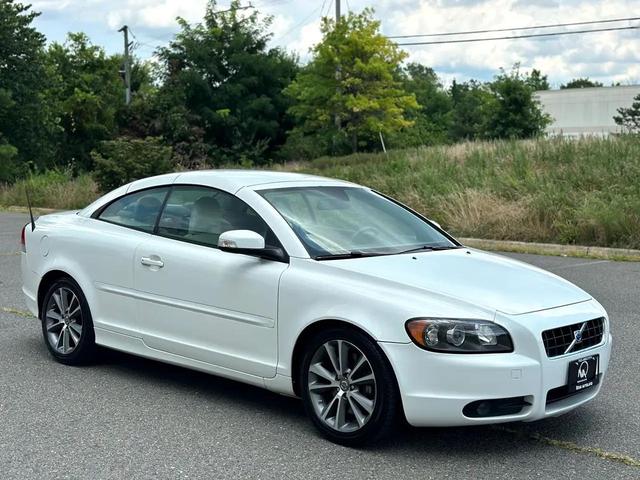 Photo of 2010 White Volvo C70