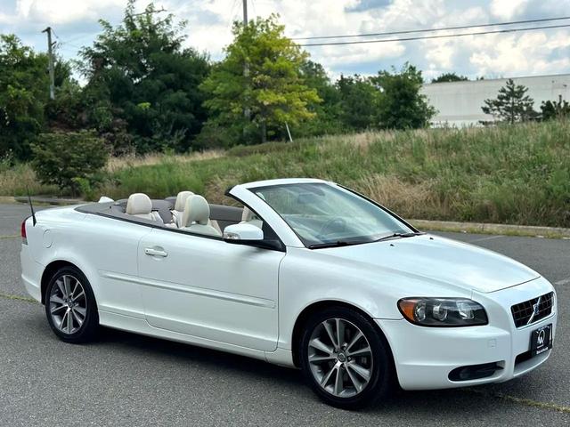 Photo of 2010 White Volvo C70