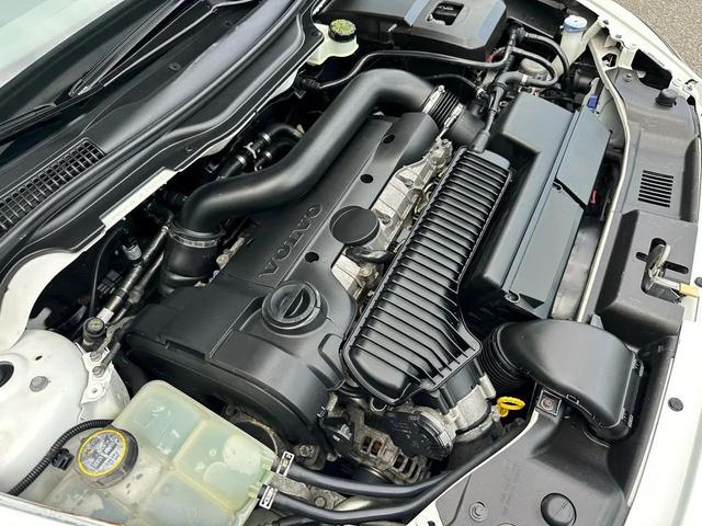 Photo of 2010 White Volvo C70