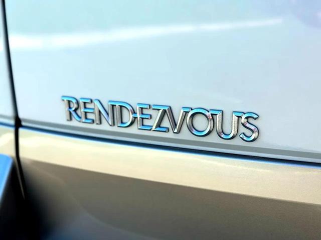 Photo of 2005 Frost White Buick Rendezvous