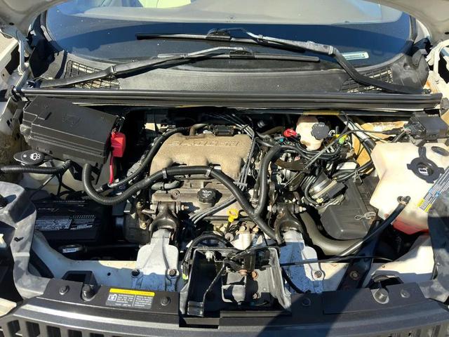 Photo of 2005 Frost White Buick Rendezvous