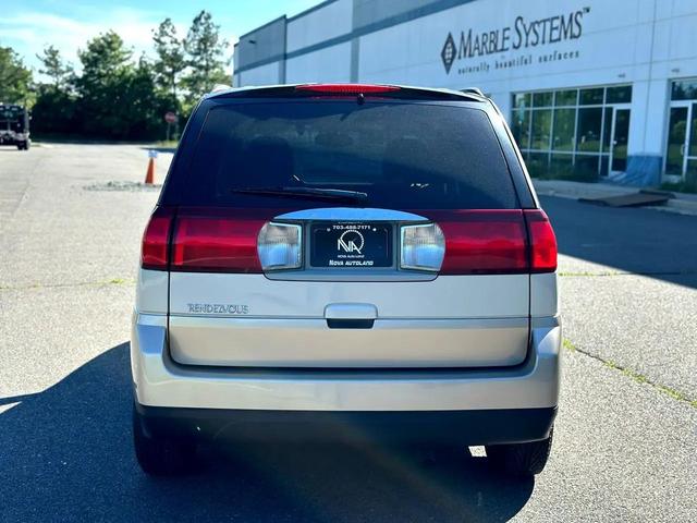 Photo of 2005 Frost White Buick Rendezvous