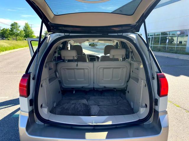 Photo of 2005 Frost White Buick Rendezvous
