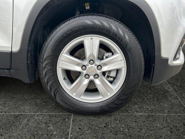 Photo of 2022 Silver Ice Metallic Chevrolet Trax