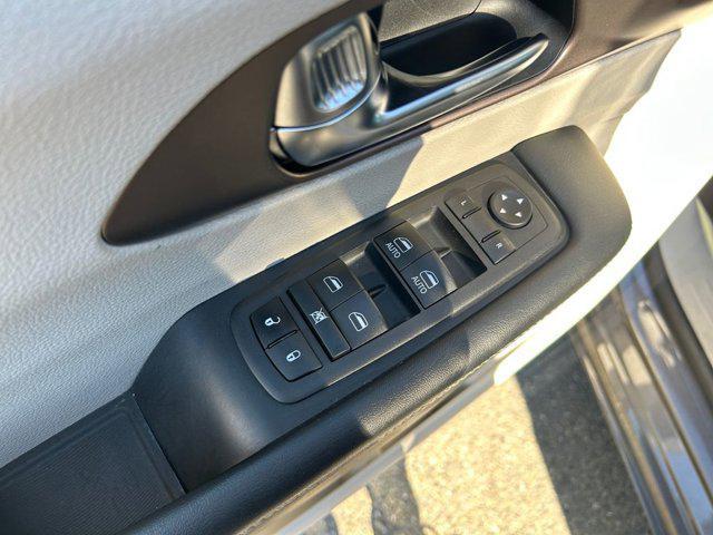 Photo of 2023 Granite Crystal Metallic Clearcoat Chrysler Voyager