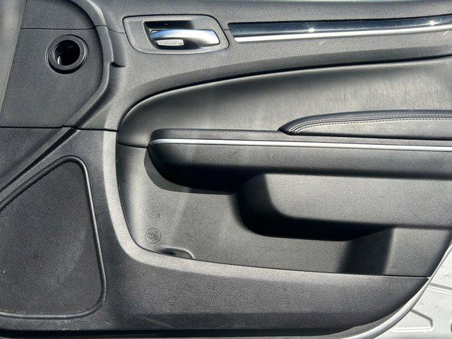 Photo of 2023 Silver Mist Clearcoat Chrysler 300