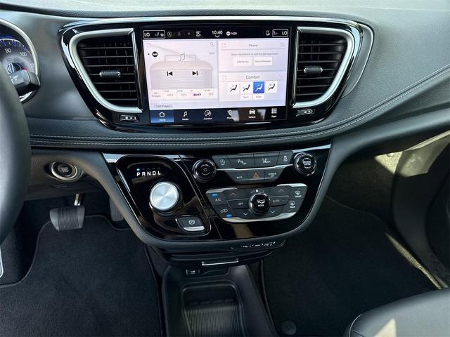Photo of 2025 Ceramic Gray Clearcoat Chrysler Pacifica