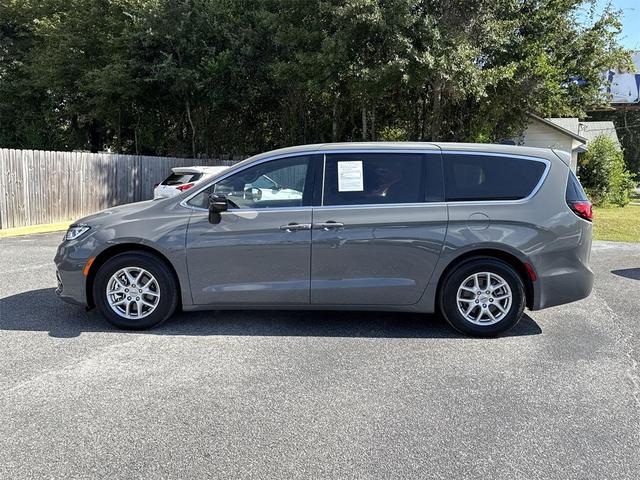 Photo of 2025 Ceramic Gray Clearcoat Chrysler Pacifica