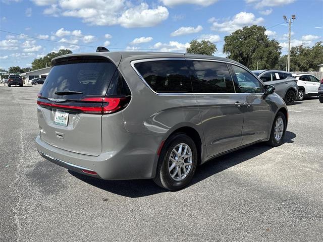 Photo of 2025 Ceramic Gray Clearcoat Chrysler Pacifica