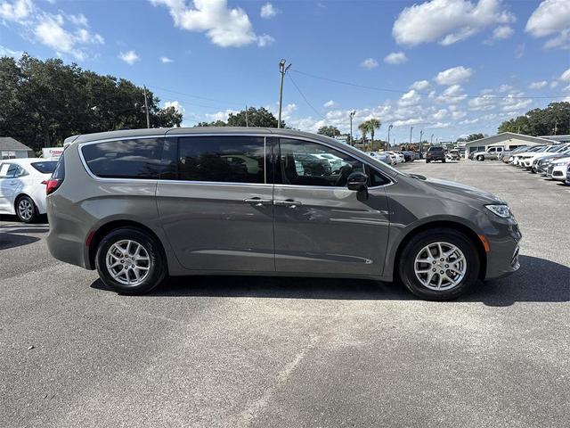 Photo of 2025 Ceramic Gray Clearcoat Chrysler Pacifica