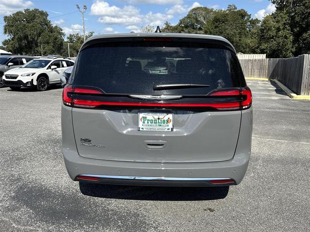 Photo of 2025 Ceramic Gray Clearcoat Chrysler Pacifica