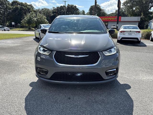 Photo of 2025 Ceramic Gray Clearcoat Chrysler Pacifica