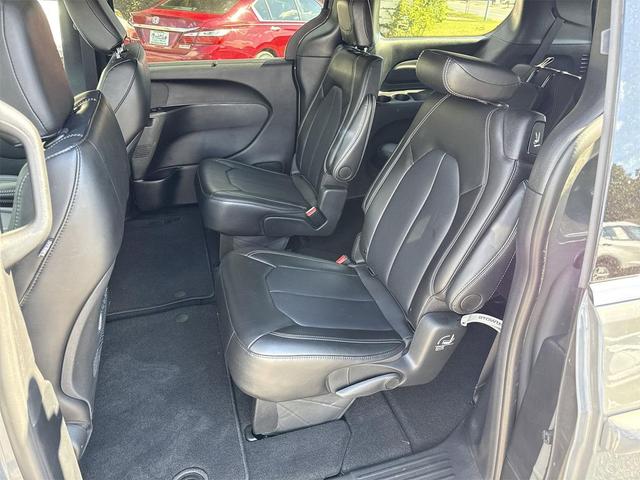 Photo of 2025 Ceramic Gray Clearcoat Chrysler Pacifica