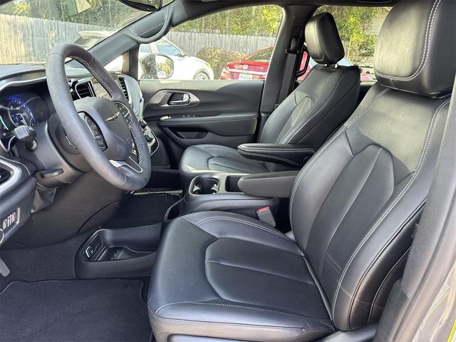 Photo of 2025 Ceramic Gray Clearcoat Chrysler Pacifica