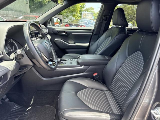 Photo of 2024 Magnetic Gray Metallic Toyota Highlander