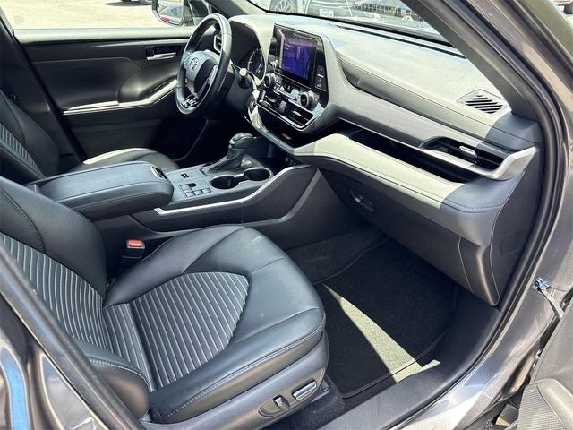 Photo of 2024 Magnetic Gray Metallic Toyota Highlander
